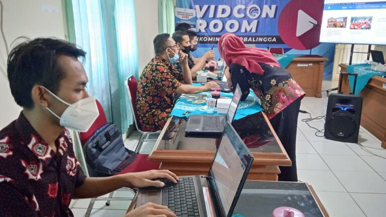 KELURAHAN KEDUNGMENJANGAN MENGIKUTI PELATIHAN/BINTEK WEBSITE DI AULA DINKOMINFO KABUPATEN PURBALINGGA